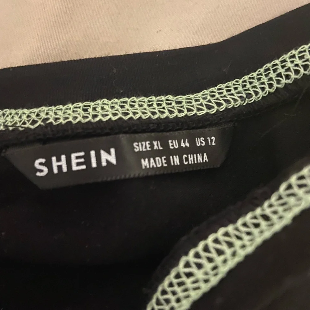 SHEIN Cropped Ringer Tee - Picture 3 of 3